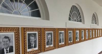 &Tau;&rho;&alpha;&mu;&pi;: &Mu;&epsilon; &tau;&iota; &alpha;&nu;&tau;&iota;&kappa;&alpha;&tau;έ&sigma;&tau;&eta;&sigma;&epsilon; &tau;&eta; &phi;&omega;&tau;&omicron;&gamma;&rho;&alpha;&phi;ί&alpha; &tau;&omicron;&upsilon; &Mu;&pi;ά&iota;&nu;&tau;&epsilon;&nu; &sigma;&tau;&omicron;&nu; &Lambda;&epsilon;&upsilon;&kappa;ό &Omicron;ί&kappa;&omicron;