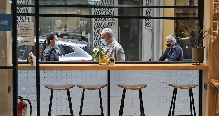 &laquo;&Rho;&omicron;&lambda;ά&raquo; &kappa;&alpha;&tau;&epsilon;&beta;ά&zeta;&epsilon;&iota; &eta; &epsilon;&sigma;&tau;ί&alpha;&sigma;&eta; &tau;&eta;&nu; &Tau;&rho;ί&tau;&eta;, &sigma;&epsilon; ό&lambda;&eta; &tau;&eta;&nu; &Epsilon;&lambda;&lambda;ά&delta;&alpha; | &Tau;&alpha; 9 &mu;έ&tau;&rho;&alpha; &sigma;&tau;ή&rho;&iota;&xi;&eta;&sigmaf; &pi;&omicron;&upsilon; &zeta;&eta;&tau;&omicron;ύ&nu; &omicron;&iota; &kappa;&alpha;&tau;&alpha;&sigma;&tau;&eta;&mu;&alpha;&tau;ά&rho;&chi;&epsilon;&sigmaf;