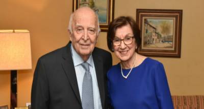 &Omicron; &kappa;. &Gamma;&iota;ώ&rho;&gamma;&omicron;&sigmaf; &Kappa;&omega;&nu;&sigma;&tau;&alpha;&nu;&tau;ί&nu;&omicron;&upsilon;, &mu;&epsilon; &tau;&eta;&nu; &sigma;ύ&zeta;&upsilon;&gamma;ό &tau;&omicron;&upsilon;, &Alpha;&nu;&alpha;&sigma;&tau;&alpha;&sigma;ί&alpha;. &Phi;&omega;&tau;&omicron;&gamma;&rho;&alpha;&phi;ί&alpha;: &laquo;&Epsilon;.&Kappa;.&raquo;/&Kappa;ώ&sigma;&tau;&alpha;&sigmaf; &Mu;&pi;έ&eta;.