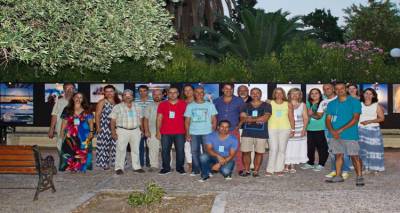 "Ό&rho;&iota;&alpha;": &Kappa;&alpha;&lambda;&omicron;&kappa;&alpha;&iota;&rho;&iota;&nu;ή &pi;&alpha;&rho;&omicron;&upsilon;&sigma;ί&alpha;&sigma;&eta; &tau;&eta;&sigmaf; 9&eta;&sigmaf; &Omicron;&mu;&alpha;&delta;&iota;&kappa;ή&sigmaf; Έ&kappa;&theta;&epsilon;&sigma;&eta;&sigmaf; &tau;&eta;&sigmaf; &Phi;&omega;&tau;&omicron;&gamma;&rho;&alpha;&phi;&iota;&kappa;ή&sigmaf; &Omicron;&mu;ά&delta;&alpha;&sigmaf; &Lambda;ή&mu;&nu;&omicron;&upsilon;