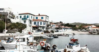 Ά&gamma;&iota;&omicron;&sigmaf; &Epsilon;&upsilon;&sigma;&tau;&rho;ά&tau;&iota;&omicron;&sigmaf; - &Alpha;&kappa;&tau;&omicron;&pi;&lambda;&omicron;ϊ&kappa;ό : &laquo;&Gamma;&iota;&alpha; &omicron;&iota;&kappa;&omicron;&nu;&omicron;&mu;&iota;&kappa;ή &kappa;&alpha;&iota; &kappa;&omicron;&iota;&nu;&omega;&nu;&iota;&kappa;ή &delta;&omicron;&lambda;&omicron;&phi;&omicron;&nu;ί&alpha; 150 &alpha;&nu;&theta;&rho;ώ&pi;&omega;&nu;&raquo; &mu;&iota;&lambda;ά &omicron; &delta;ή&mu;&alpha;&rho;&chi;&omicron;&sigmaf;