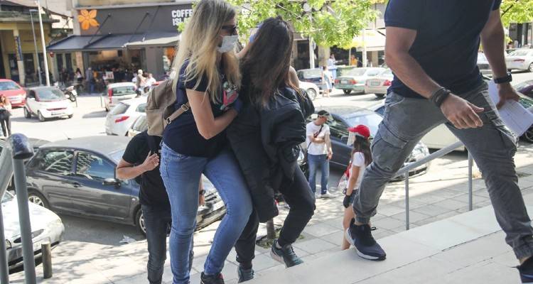 Δολοφονία στον Εύοσμο: Η μητέρα μου με έβαλε να πω ότι με κακοποιούσε σεξουαλικά, λέει η κόρη από τη φυλακή