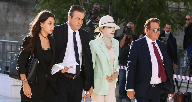 Εφθασε στο δικαστήριο η Ιωάννα Παλιοσπύρου -Θα καταθέσει για την επίθεση με βιτριόλι που της άλλαξε τη ζωή