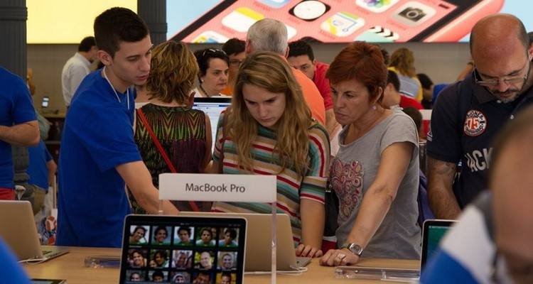 Οι Έλληνες έκαναν τα ευρώ τους iPhone, iPad και Mac υπό την απειλή Grexit