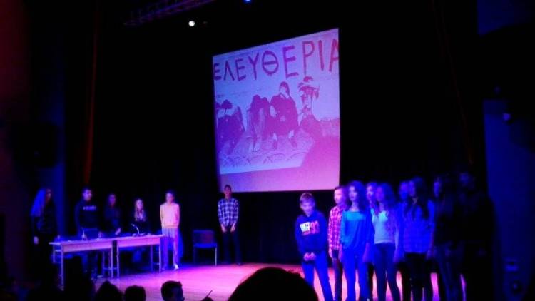 Οι μαθητές του Γυμνασίου Μύρινας τίμησαν τη μνήμη των νεκρών του Πολυτεχνείου (photos)