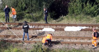 &Tau;&rho;&alpha;&gamma;&omega;&delta;ί&alpha; &sigma;&tau;&eta; &Gamma;&alpha;&lambda;&lambda;ί&alpha;: &Tau;&rho;έ&nu;&omicron; &chi;&tau;ύ&pi;&eta;&sigma;&epsilon; &mu;&epsilon;&tau;&alpha;&nu;ά&sigma;&tau;&epsilon;&sigmaf; &pi;&omicron;&upsilon; &beta;ά&delta;&iota;&zeta;&alpha;&nu; &kappa;&alpha;&tau;ά &mu;ή&kappa;&omicron;&sigmaf; &tau;&omega;&nu; &gamma;&rho;&alpha;&mu;&mu;ώ&nu;