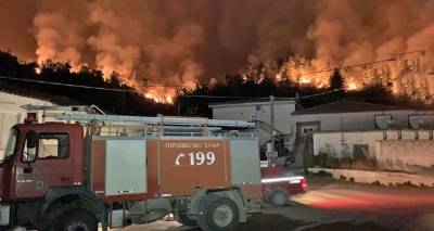 &Phi;&omega;&tau;&iota;ά &sigma;&tau;&eta;&nu; &Epsilon;ύ&beta;&omicron;&iota;&alpha;: &Kappa;&upsilon;&kappa;&lambda;&omega;&mu;έ&nu;&omicron; &alpha;&pi;ό &tau;&iota;&sigmaf; &phi;&lambda;ό&gamma;&epsilon;&sigmaf; &tau;&omicron; &chi;&omega;&rho;&iota;ό &Epsilon;&lambda;&lambda;&eta;&nu;&iota;&kappa;ά