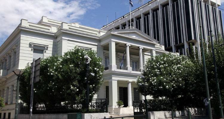 &Tau;&omicron; &pi;&alpha;&rho;&alpha;&sigma;&kappa;ή&nu;&iota;&omicron; &pi;ί&sigma;&omega; &alpha;&pi;ό &tau;&eta;&nu; &xi;&alpha;&phi;&nu;&iota;&kappa;ή &kappa;&rho;ί&sigma;&eta; &Epsilon;&lambda;&lambda;ά&delta;&alpha;&sigmaf; - &Rho;&omega;&sigma;ί&alpha;&sigmaf;
