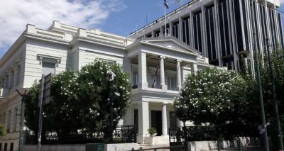 &Tau;&omicron; &pi;&alpha;&rho;&alpha;&sigma;&kappa;ή&nu;&iota;&omicron; &pi;ί&sigma;&omega; &alpha;&pi;ό &tau;&eta;&nu; &xi;&alpha;&phi;&nu;&iota;&kappa;ή &kappa;&rho;ί&sigma;&eta; &Epsilon;&lambda;&lambda;ά&delta;&alpha;&sigmaf; - &Rho;&omega;&sigma;ί&alpha;&sigmaf;