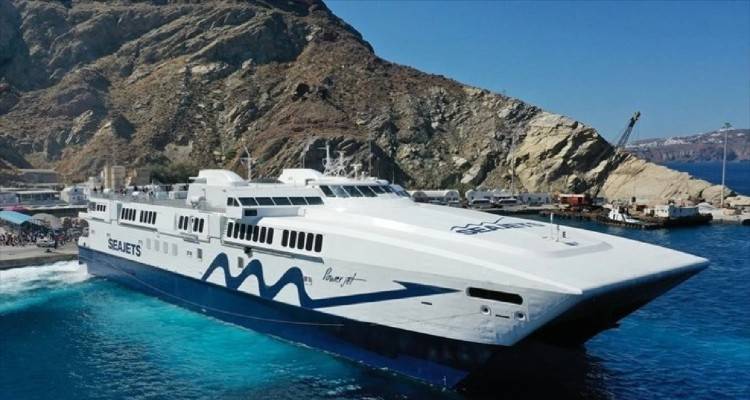 Εισροή υδάτων στο καταμαράν POWER JET - Επέστρεψε στη Σαντορίνη