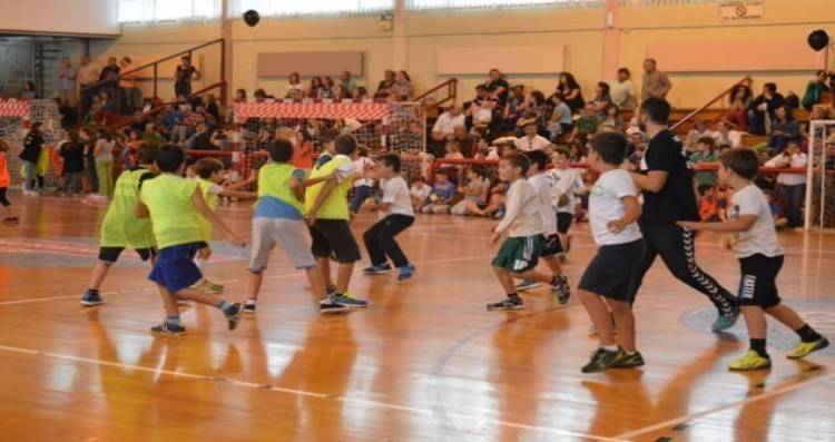 &laquo;Έ&lambda;&alpha; &nu;&alpha; &pi;&alpha;ί&xi;&omicron;&upsilon;&mu;&epsilon; &mu;&alpha;&zeta;ί&raquo;: &Gamma;&iota;&omicron;&rho;&tau;ή &chi;ά&nu;&tau;&mu;&pi;&omicron;&lambda; &gamma;&iota;&alpha; &pi;&alpha;&iota;&delta;&iota;ά &sigma;&tau;&omicron; &kappa;&lambda;&epsilon;&iota;&sigma;&tau;ό &Gamma;&upsilon;&mu;&nu;&alpha;&sigma;&tau;ή&rho;&iota;&omicron; &laquo;&Nu;ί&kappa;&omicron;&sigmaf; &Sigma;&alpha;&mu;&alpha;&rho;ά&sigmaf;&raquo;