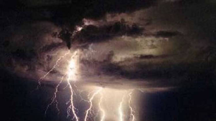 &Phi;&omega;&tau;&iota;έ&sigmaf; &alpha;&pi;ό &tau;&omicron;&upsilon;&sigmaf; &kappa;&epsilon;&rho;&alpha;&upsilon;&nu;&omicron;ύ&sigmaf; &tau;&eta;&sigmaf; &Tau;&epsilon;&tau;ά&rho;&tau;&eta;&sigmaf;  &sigma;&tau;&eta; &Lambda;ή&mu;&nu;&omicron;