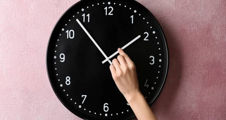 Αλλαγή ώρας 2025: Πότε γυρίζουμε τα ρολόγια μια ώρα μπροστά | Γιατί γίνεται πάντα Κυριακή