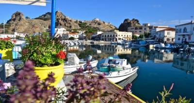&Lambda;ή&mu;&nu;&omicron;&sigmaf;: &Tau;&omicron; &nu;&eta;&sigma;ί &pi;&alpha;&rho;&alpha;&mu;έ&nu;&epsilon;&iota; &alpha;&sigma;&phi;&alpha;&lambda;ή&sigmaf; &kappa;&alpha;&iota; &xi;&epsilon;&chi;&omega;&rho;&iota;&sigma;&tau;ό&sigmaf; &tau;&alpha;&xi;&iota;&delta;&iota;&omega;&tau;&iota;&kappa;ό&sigmaf; &pi;&rho;&omicron;&omicron;&rho;&iota;&sigma;&mu;ό&sigmaf;
