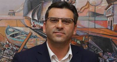 &Omicron; &Delta;&eta;&mu;ή&tau;&rho;&eta;&sigmaf; &Mu;&alpha;&rho;&iota;&nu;ά&kappa;&eta;&sigmaf; &sigma;&tau;&omicron; &Delta;&iota;&omicron;&iota;&kappa;&eta;&tau;&iota;&kappa;ό &Sigma;&upsilon;&mu;&beta;&omicron;ύ&lambda;&iota;&omicron; &tau;&omicron;&upsilon; &Sigma;&upsilon;&nu;&delta;έ&sigma;&mu;&omicron;&upsilon; &Delta;ή&mu;&omega;&nu; &Iota;&alpha;&mu;&alpha;&tau;&iota;&kappa;ώ&nu; &Pi;&eta;&gamma;ώ&nu; &Epsilon;&lambda;&lambda;ά&delta;&alpha;&sigmaf;