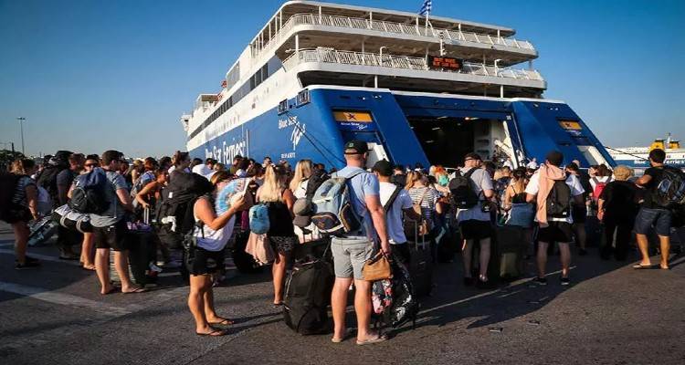 Πώς θα ταξιδέψουμε το καλοκαίρι – Το σχέδιο εμβολιασμού των ναυτικών και τα τεστ για τους επιβάτες