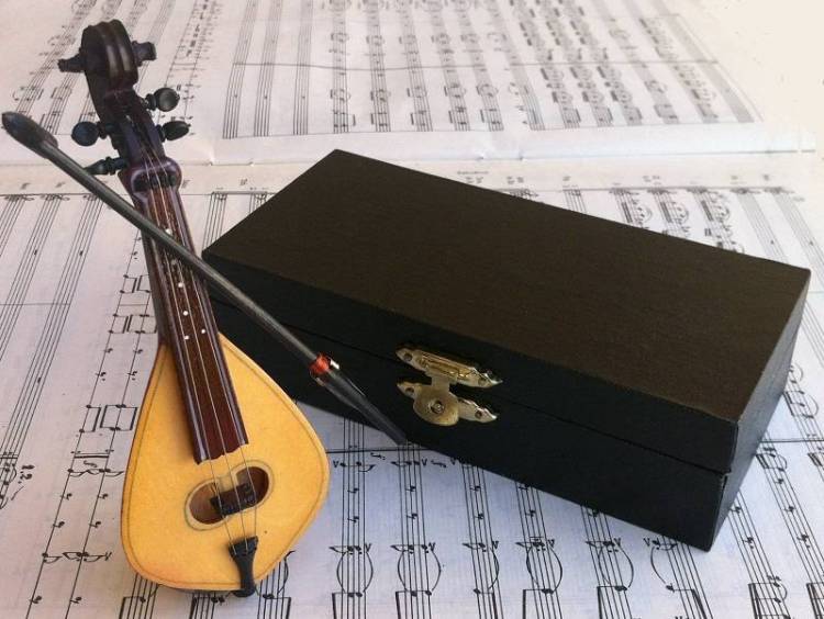 &laquo;&Tau;&omicron;ύ&tau;&eta;&nu; &tau;&rsquo; &lambda;ύ&rho;&alpha; &tau;ώ&rho;&alpha; &nu;&tau;&rsquo; &pi;ή&rho;&alpha;..&raquo; &epsilon;&kappa;&delta;ή&lambda;&omega;&sigma;&eta; &sigma;&tau;&omicron; &Pi;&omicron;&rho;&tau;&iota;&alpha;&nu;&omicron;ύ