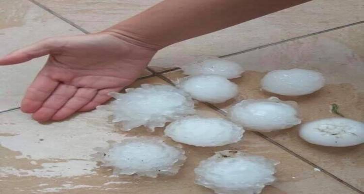 Καιρός: Σαρώνει την Αττική με χαλάζι το κύμα της κακοκαιρίας