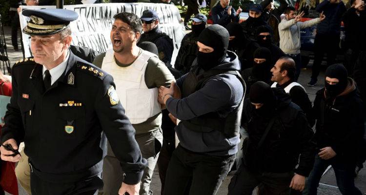 &Alpha;&mu;ή&chi;&alpha;&nu;&eta; &eta; &kappa;&upsilon;&beta;έ&rho;&nu;&eta;&sigma;&eta; &gamma;&iota;&alpha; &tau;&omicron;&upsilon;&sigmaf; &omicron;&kappa;&tau;ώ &Tau;&omicron;ύ&rho;&kappa;&omicron;&upsilon;&sigmaf;: &Tau;ώ&rho;&alpha; &pi;&rho;&omicron;&sigma;&pi;&alpha;&theta;&omicron;ύ&nu; &nu;&alpha; &kappa;&epsilon;&rho;&delta;ί&sigma;&omicron;&upsilon;&nu; &chi;&rho;ό&nu;&omicron;