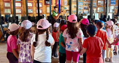 &Mu;&iota;&alpha; &mu;έ&rho;&alpha; &gamma;&nu;&omega;&rho;&iota;&mu;ί&alpha;&sigmaf; &mu;&epsilon; &tau;&eta;&nu; &kappa;&omega;&pi;&eta;&lambda;&alpha;&sigma;ί&alpha;, &gamma;&iota;&alpha; &tau;&omicron;&upsilon;&sigmaf; &mu;&iota;&kappa;&rho;&omicron;ύ&sigmaf; &mu;&alpha;&theta;&eta;&tau;έ&sigmaf; &tau;&omicron;&upsilon; 2&omicron;&upsilon; &Nu;&eta;&pi;&iota;&alpha;&gamma;&omega;&gamma;&epsilon;ί&omicron;&upsilon; &Mu;ύ&rho;&iota;&nu;&alpha;&sigmaf;