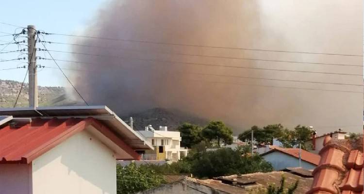 Φωτιά στη Νέα Πέραμο: Έκλεισε η Εθνική, μήνυμα του 112 για εκκένωση προς Μέγαρα