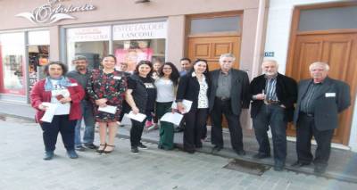 "&Gamma;&iota;&alpha; &tau;&eta; &Mu;ύ&rho;&iota;&nu;&alpha; &Mu;&pi;&rho;&omicron;&sigma;&tau;ά": &Pi;&rho;&alpha;&gamma;&mu;&alpha;&tau;&omicron;&pi;&omicron;&iota;ή&theta;&eta;&kappa;&epsilon; &eta; &delta;&rho;ά&sigma;&eta; &epsilon;&pi;&iota;&kappa;&omicron;&iota;&nu;&omega;&nu;ί&alpha;&sigmaf; (photos)