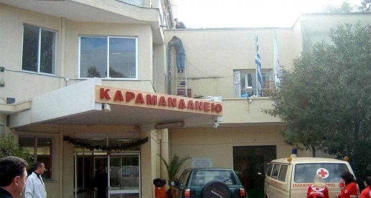 &Omicron;&iota;&kappa;&omicron;&gamma;&epsilon;&nu;&epsilon;&iota;&alpha;&kappa;ή &tau;&rho;&alpha;&gamma;&omega;&delta;ί&alpha; &sigma;&tau;&eta;&nu; &Pi;ά&tau;&rho;&alpha;: &Nu;&epsilon;&kappa;&rho;ό &beta;&rho;έ&phi;&omicron;&sigmaf; &sigma;&tau;&eta;&nu; &alpha;&gamma;&kappa;&alpha;&lambda;&iota;ά &tau;&eta;&sigmaf; &mu;&eta;&tau;έ&rho;&alpha;&sigmaf; &tau;&omicron;&upsilon;