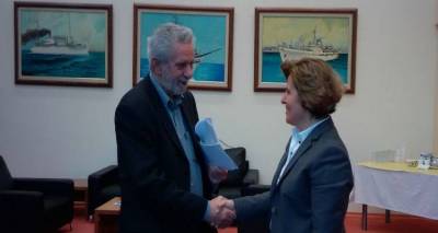 &Sigma;&tau;&omicron;&nu; &alpha;&nu;. &Upsilon;&pi;&omicron;&upsilon;&rho;&gamma;ό &Nu;&alpha;&upsilon;&tau;&iota;&lambda;ί&alpha;&sigmaf; &epsilon;&chi;&theta;έ&sigmaf; &eta; &Pi;&epsilon;&rho;&iota;&phi;&epsilon;&rho;&epsilon;&iota;ά&rho;&chi;&eta;&sigmaf; &Beta;. &Alpha;&iota;&gamma;&alpha;ί&omicron;&upsilon;