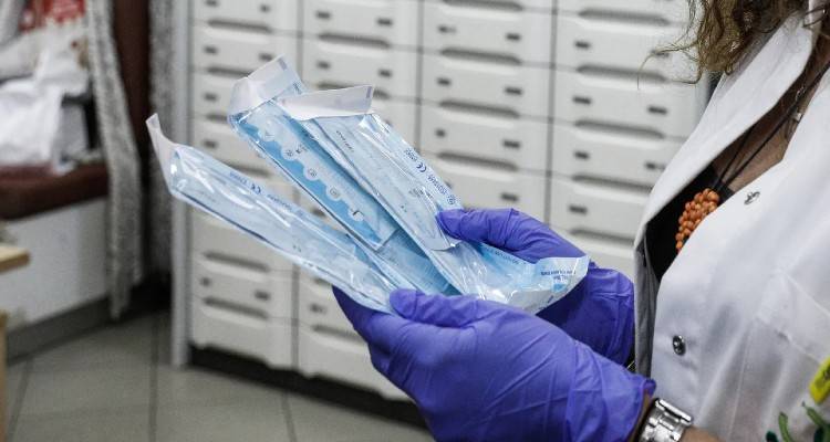 Ξεκινά η δωρεάν διάθεση self test ενόψει εορτών | Ποιοι τα δικαιούνται, πόσα θα δίνονται