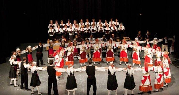 Βραδιά παραδοσιακών χορών στο λιμάνι της Κούταλης