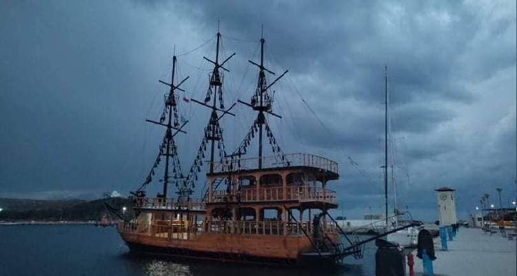 &Lambda;ή&mu;&nu;&omicron;&sigmaf;: "&Pi;&epsilon;&iota;&rho;&alpha;&tau;&iota;&kappa;ό &pi;&lambda;&omicron;ί&omicron;" &beta;&gamma;&alpha;&lambda;&mu;έ&nu;&omicron; &alpha;&pi;ό ά&lambda;&lambda;&eta; &epsilon;&pi;&omicron;&chi;ή &alpha;&rho;&alpha;&gamma;&mu;έ&nu;&omicron; &sigma;&tau;&eta;&nu; &Mu;ύ&rho;&iota;&nu;&alpha;