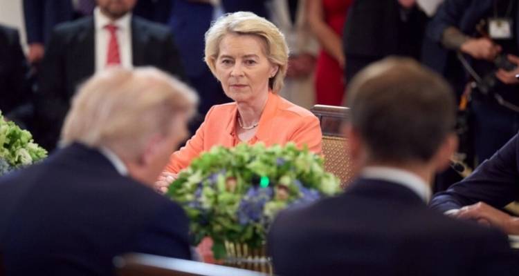 Politico: &Omicron; &Tau;&rho;&alpha;&mu;&pi; &xi;&epsilon;&kappa;ί&nu;&eta;&sigma;&epsilon; &tau;&omicron;&nu; &alpha;&iota;ώ&nu;&alpha; &tau;&eta;&sigmaf; &tau;&alpha;&pi;&epsilon;ί&nu;&omega;&sigma;&eta;&sigmaf; &gamma;&iota;&alpha; &tau;&eta;&nu; &Epsilon;&upsilon;&rho;&omega;&pi;&alpha;ϊ&kappa;ή Έ&nu;&omega;&sigma;&eta; - &Omicron;&iota; &omicron;&mu;&omicron;&iota;ό&tau;&eta;&tau;&epsilon;&sigmaf; &mu;&epsilon; &tau;&eta;&nu; &upsilon;&pi;&omicron;&tau;&alpha;&gamma;ή &tau;&eta;&sigmaf; &Kappa;ί&nu;&alpha;&sigmaf; &sigma;&tau;&eta; &Beta;&rho;&epsilon;&tau;&alpha;&nu;ί&alpha;