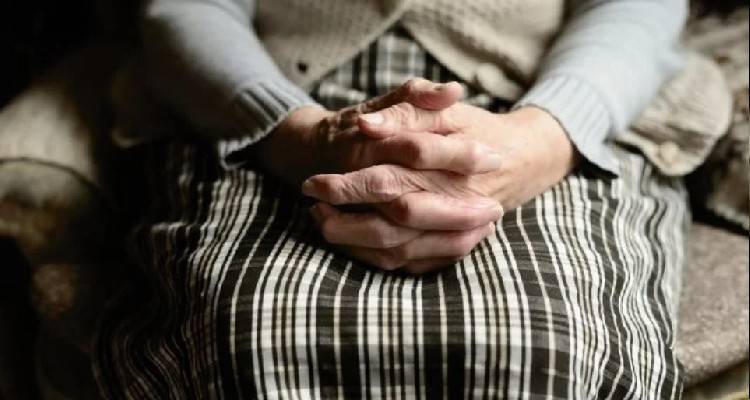 &Alpha;&pi;&alpha;&tau;&epsilon;ώ&nu;&epsilon;&sigmaf; &alpha;&pi;έ&sigma;&pi;&alpha;&sigma;&alpha;&nu; 40.000 &epsilon;&upsilon;&rho;ώ &alpha;&pi;ό &gamma;&upsilon;&nu;&alpha;ί&kappa;&alpha; &lambda;έ&gamma;&omicron;&nu;&tau;&alpha;&sigmaf; &pi;&omega;&sigmaf; &eta; &kappa;ό&rho;&eta; &tau;&eta;&sigmaf; έ&pi;&alpha;&theta;&epsilon; &tau;&rho;&omicron;&chi;&alpha;ί&omicron;