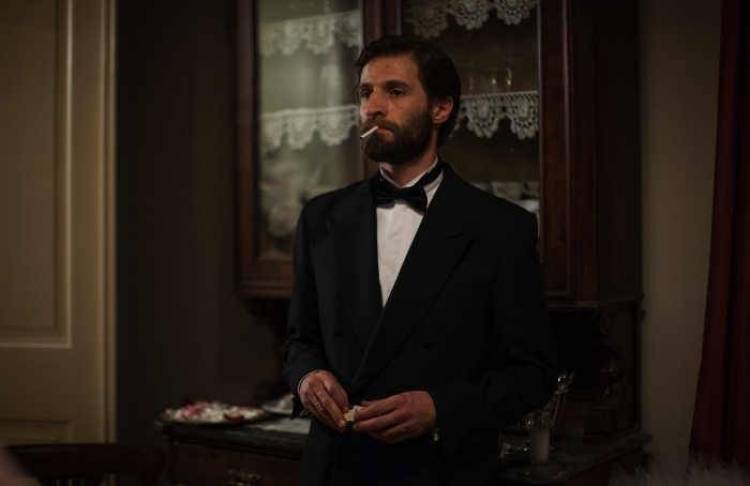 &laquo;&Mu;&iota;&kappa;&rho;ά &Alpha;&gamma;&gamma;&lambda;ί&alpha;&raquo;: &Eta; &tau;&rho;&alpha;&gamma;&iota;&kappa;ή &iota;&sigma;&tau;&omicron;&rho;ί&alpha; &epsilon;&nu;ό&sigmaf; &alpha;&nu;&epsilon;&kappa;&pi;&lambda;ή&rho;&omega;&tau;&omicron;&upsilon; έ&rho;&omega;&tau;&alpha; &alpha;&upsilon;&tau;ό &tau;&omicron; &tau;&rho;&iota;ή&mu;&epsilon;&rho;&omicron; &sigma;&tau;&omicron; &Mu;&alpha;&rho;&omicron;ύ&lambda;&alpha;