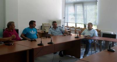 &Mu;&epsilon; &epsilon;&pi;&alpha;&gamma;&gamma;&epsilon;&lambda;&mu;&alpha;&tau;ί&epsilon;&sigmaf; &tau;&eta;&sigmaf; &Lambda;ή&mu;&nu;&omicron;&upsilon; &sigma;&upsilon;&nu;&alpha;&nu;&tau;ή&theta;&eta;&kappa;&epsilon; &omicron; &Nu;ί&kappa;&omicron;&sigmaf; &Mu;&omicron;&sigma;&chi;ά&kappa;&eta;&sigmaf;
