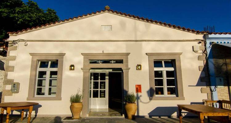 &laquo;&Tau;&omicron; &kappa;&rho;&alpha;&sigma;ί &kappa;&alpha;&iota; &tau;&alpha; &mu;&upsilon;&sigma;&tau;&iota;&kappa;ά &tau;&omicron;&upsilon;&raquo;: &Beta;&rho;&alpha;&delta;&iota;ά &gamma;&epsilon;&upsilon;&sigma;&iota;&gamma;&nu;&omega;&sigma;ί&alpha;&sigmaf; &kappa;&rho;&alpha;&sigma;&iota;&omicron;ύ &sigma;&tau;&omicron; &chi;ώ&rho;&omicron; &tau;έ&chi;&nu;&eta;&sigmaf; &Alpha;&pi;&omicron;&theta;ή&kappa;&eta;