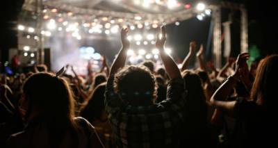 Lifo: &Tau;&omicron; Reborn Festival &tau;&eta;&sigmaf; &Lambda;ή&mu;&nu;&omicron;&upsilon; &sigma;&tau;&alpha; 10 &mu;&omicron;&upsilon;&sigma;&iota;&kappa;ά &phi;&epsilon;&sigma;&tau;&iota;&beta;ά&lambda; &pi;&omicron;&upsilon; &delta;&epsilon;&nu; &pi;&rho;έ&pi;&epsilon;&iota; &nu;&alpha; &chi;ά&sigma;&epsilon;&iota;&sigmaf; &alpha;&upsilon;&tau;ό &tau;&omicron; &kappa;&alpha;&lambda;&omicron;&kappa;&alpha;ί&rho;&iota;
