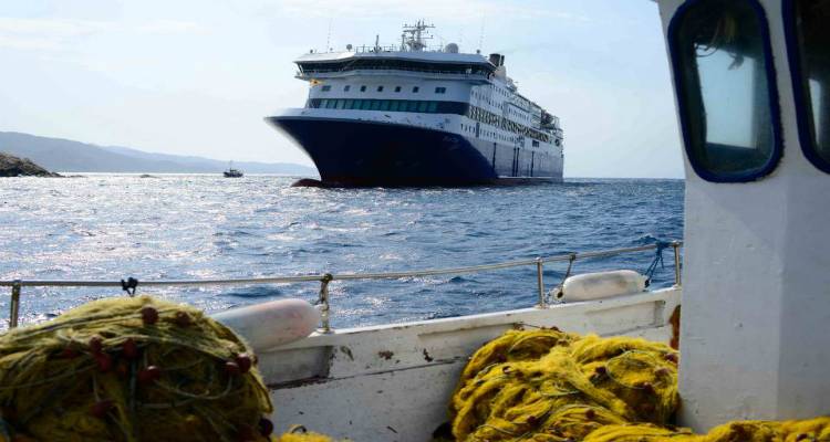 &Tau;&omicron; &laquo;Blue Star Patmos&raquo; &pi;&rho;&omicron;&sigma;ά&rho;&alpha;&xi;&epsilon; &sigma;&tau;&omicron; &lambda;&iota;&mu;ά&nu;&iota; &tau;&eta;&sigmaf; Ί&omicron;&upsilon; (photos)