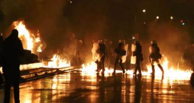 &Pi;&omicron;&lambda;&upsilon;&tau;&epsilon;&chi;&nu;&epsilon;ί&omicron;: &Mu;&omicron;&lambda;ό&tau;&omicron;&phi; &kappa;&alpha;&iota; &phi;&omega;&tau;&omicron;&beta;&omicron;&lambda;ί&delta;&epsilon;&sigmaf; &mu;&epsilon;&tau;ά &tau;&eta;&nu; &pi;&omicron;&rho;&epsilon;ί&alpha; -&Sigma;&omicron;&beta;&alpha;&rho;ό&sigmaf; &tau;&rho;&alpha;&upsilon;&mu;&alpha;&tau;&iota;&sigma;&mu;ό&sigmaf; &gamma;&upsilon;&nu;&alpha;ί&kappa;&alpha;&sigmaf; [&epsilon;&iota;&kappa;ό&nu;&epsilon;&sigmaf; &amp; &beta;ί&nu;&tau;&epsilon;&omicron;]