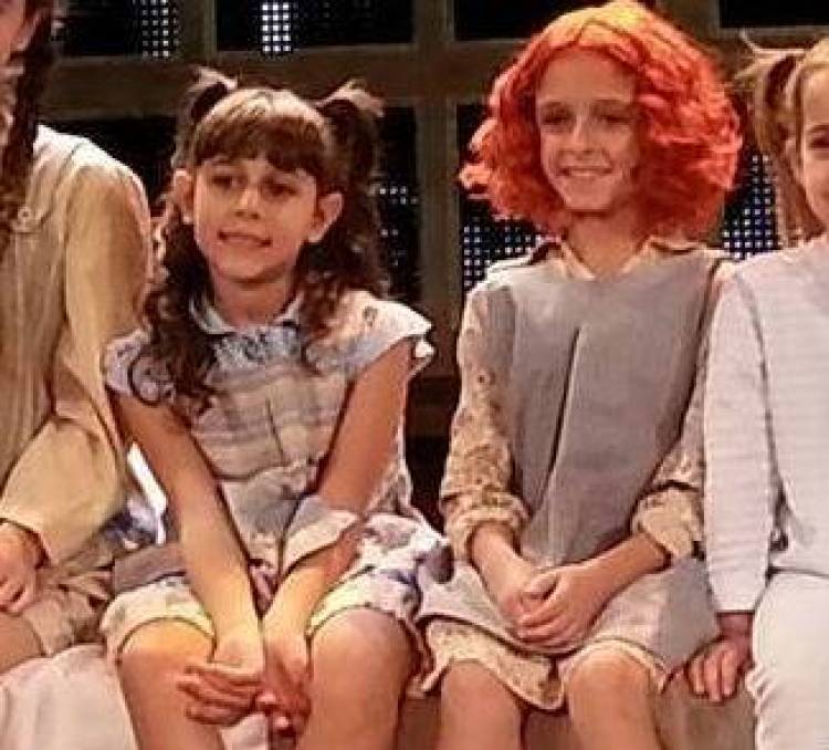 Δύο μικρές ηθοποιοί από τη Λήμνο κλέβουν τις εντυπώσεις στο δημοφιλές μιούζικαλ Annie (photos)