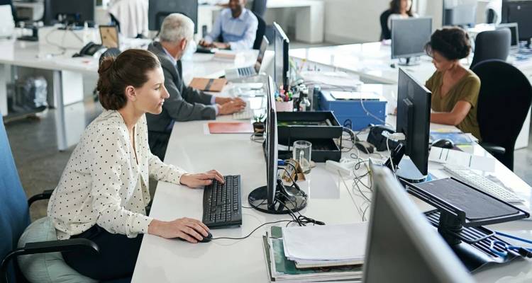 Το εργασιακό νομοσχέδιο σε 17 ερωταπαντήσεις | Τι αλλάζει σε άδειες, προσλήψεις, τι προβλέπει για 4ήμερη εργασία