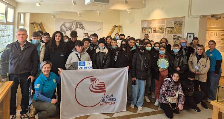 &Gamma;&upsilon;&mu;&nu;ά&sigma;&iota;&omicron; &Mu;&omicron;ύ&delta;&rho;&omicron;&upsilon;: &Omicron;&lambda;&omicron;&kappa;&lambda;&eta;&rho;ώ&theta;&eta;&kappa;&epsilon; &eta; &pi;&omicron;&lambda;&upsilon;ή&mu;&epsilon;&rho;&eta; &pi;&epsilon;&rho;&iota;&beta;&alpha;&lambda;&lambda;&omicron;&nu;&tau;&iota;&kappa;ή &epsilon;&kappa;&delta;&rho;&omicron;&mu;ή &sigma;&tau;&eta; &Beta;ό&rho;&epsilon;&iota;&alpha; &Epsilon;&lambda;&lambda;ά&delta;&alpha;