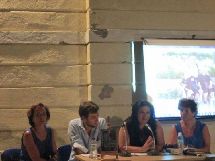 &laquo;&Eta; &gamma;&epsilon;&iota;&tau;&omicron;&nu;&iota;ά &tau;&omega;&nu; &Omicron;&nu;&epsilon;ί&rho;&omega;&nu;&raquo; - &Pi;&alpha;&rho;&omicron;&upsilon;&sigma;ί&alpha;&sigma;&eta; &tau;&omicron;&upsilon; &beta;&iota;&beta;&lambda;ί&omicron;&upsilon; &tau;&eta;&sigmaf; &Rho;&omicron;ύ&lambda;&alpha;&sigmaf; &Sigma;&alpha;&mu;&alpha;ϊ&lambda;ί&delta;&omicron;&upsilon; - &Beta;ά&kappa;&omicron;&upsilon; (photos)