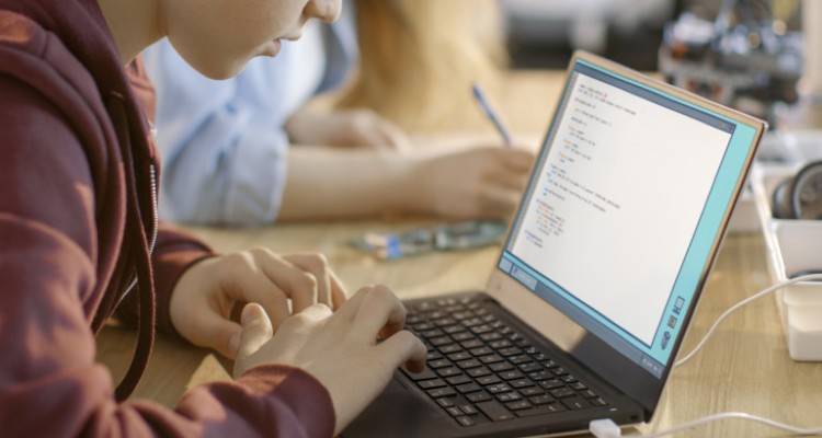 Τηλεκπαίδευση: 47.000 τμήματα συνδεδεμένα στην πλατφόρμα | Αναφορές για προβλήματα από αρκετές περιοχές