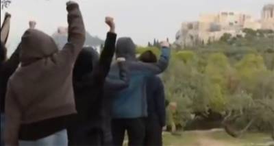 &Theta;ύ&epsilon;&lambda;&lambda;&alpha; &gamma;&iota;&alpha; &tau;&eta;&nu; &tau;&alpha;&iota;&nu;ί&alpha; &laquo;&Xi;&epsilon;&pi;&alpha;&rho;&theta;&epsilon;&nu;ώ&nu;&raquo; &mu;&epsilon; &sigma;&kappa;&eta;&nu;έ&sigmaf; &sigma;&epsilon;&xi; &sigma;&tau;&eta;&nu; &Alpha;&kappa;&rho;ό&pi;&omicron;&lambda;&eta;