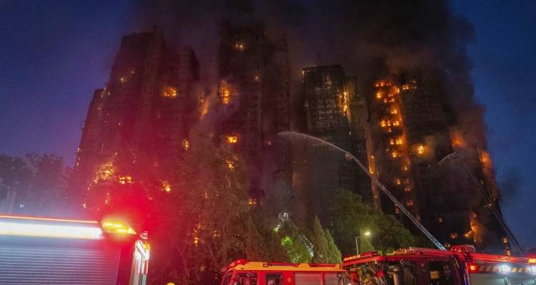 Σοκ: Φλέγονται ακόμη οι ουρανοξύστες με τα 2.000 διαμερίσματα στο Χονγκ Κονγκ | 13 νεκροί και εγκλωβισμένοι