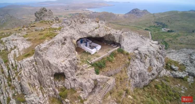 «Πετάξτε» πάνω από την Παναγιά την Κακαβιώτισσα της Λήμνου! (video)