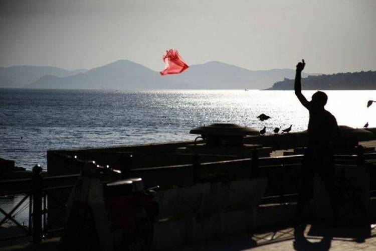 Μαθήτριες, μόνες, στον Φλοίσβο