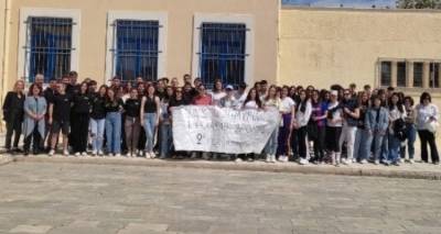 &Pi;&iota;&omicron; &kappa;&omicron;&nu;&tau;ά ή&rho;&theta;&epsilon; &eta; &Lambda;ή&mu;&nu;&omicron;&sigmaf; &mu;&epsilon; &tau;&eta;&nu; &Kappa;&omicron;&mu;&omicron;&tau;&eta;&nu;ή: Ό&mu;&omicron;&rho;&phi;&eta; &sigma;&upsilon;&nu;&epsilon;&rho;&gamma;&alpha;&sigma;ί&alpha; &Gamma;&Epsilon;&Lambda; &Mu;ύ&rho;&iota;&nu;&alpha;&sigmaf; &kappa;&alpha;&iota; 2&omicron;&upsilon; &Gamma;&Epsilon;&Lambda; &Kappa;&omicron;&mu;&omicron;&tau;&eta;&nu;ή&sigmaf;