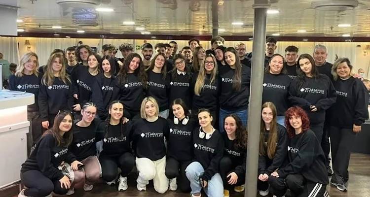 Η Γ’ του ΓΕΛ Μύρινας συνεχίζει την ευρωπαϊκή της εκδρομή | Τα μπλουζάκια στο στήθος γράφουν «Πλάτανος»